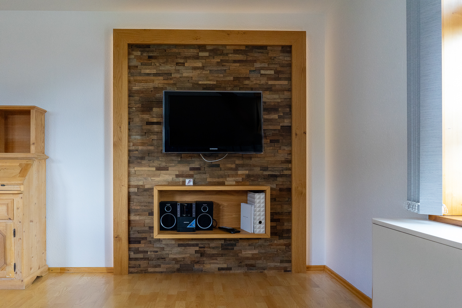 wohnzimmer-tv81C6A500-C3CF-2E0C-BE0E-C9ACA7275B3D.jpg